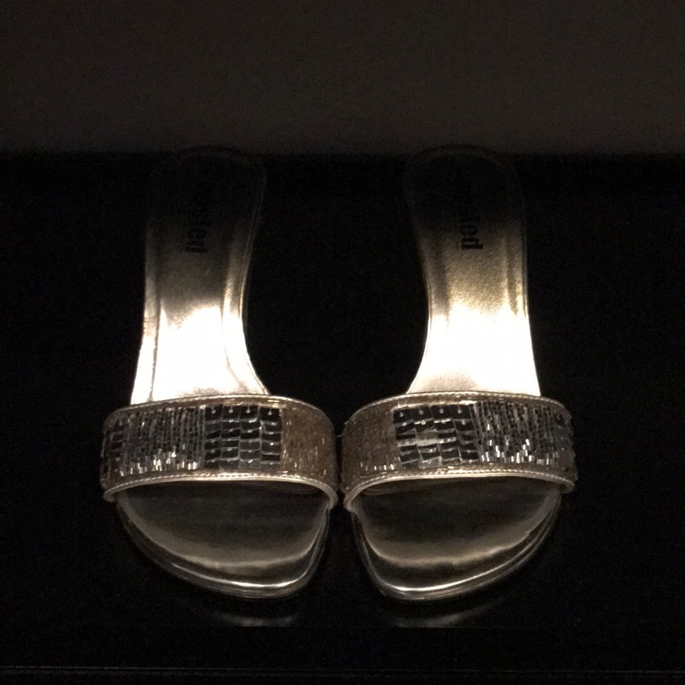 Silver no-back Formal 2.5” Heel (Size:7)